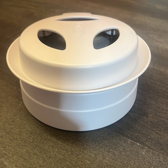 The Pampered Chef - Close & Cut - Keeps Food In Place and Hands Safe - Picture 4 of 7